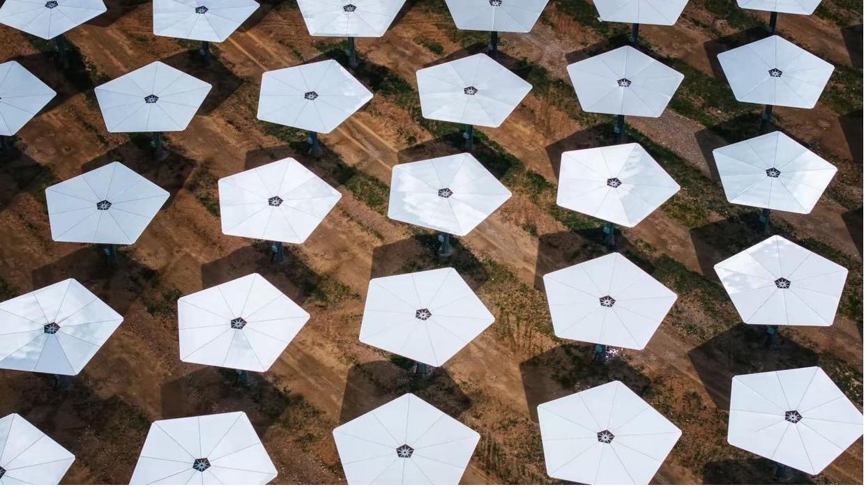 西藏开投安多县土硕100MW光热＋800MW光伏一体化项目的光热部分建设现场。黄锐 摄